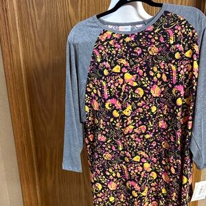 LuLaRoe Gray Raglan Top with Multicolor Logo Tag